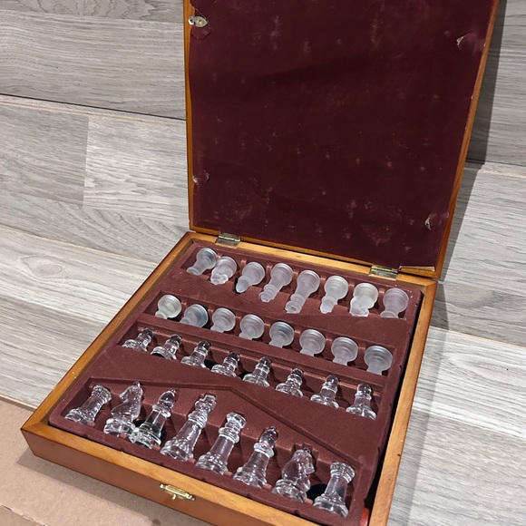 Glass chess set with wooden case and mirror playing board. Checkers included - Picture 4 of 7